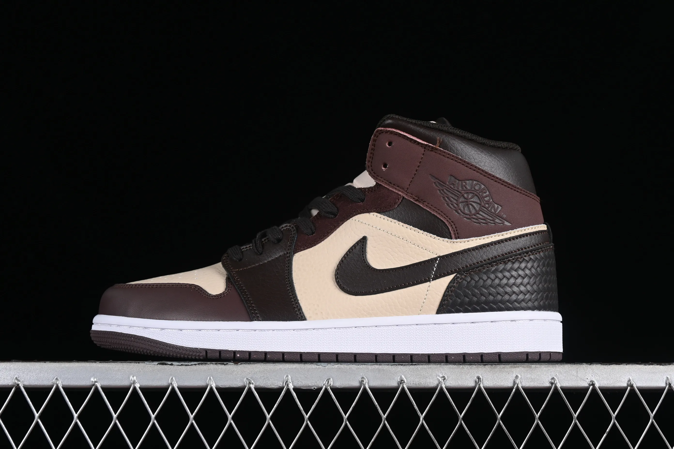 All Categories Air Jordan Jordan Series Basketball Shoes Air Jordan 1 Mid Air Jordan 1 Mid AJ1 Joe 1 Velvet Brown Zhongbang Basketball Shoes FZ4359-200